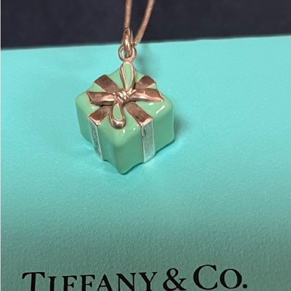 NWOT. TIFFANY & Co. GIFT CHARM on 925 16” STERLING SILVER NECKLACE Classic piece - Picture 3 of 9